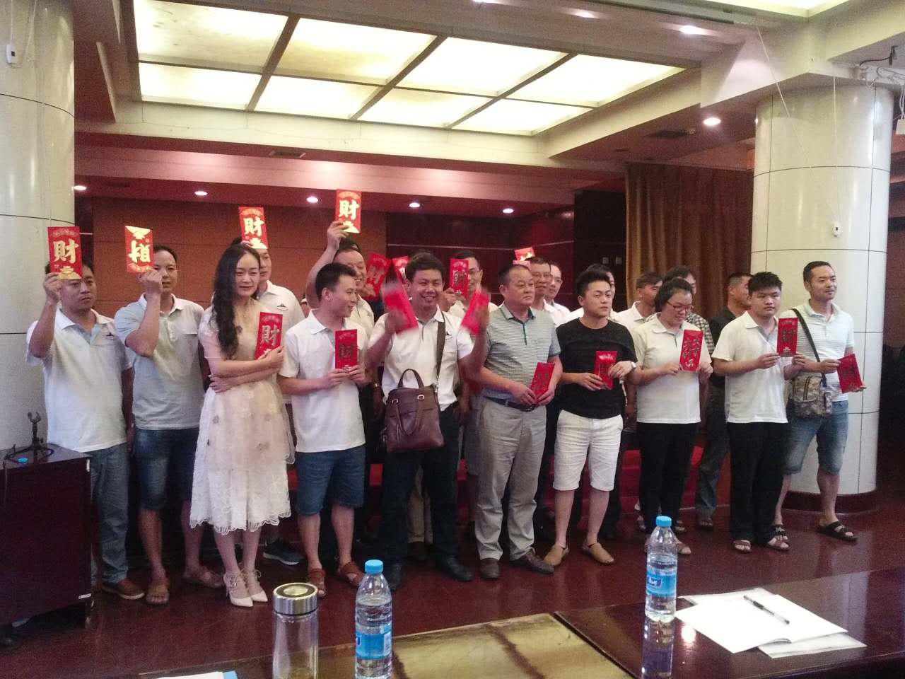 獲獎(jiǎng)人員喜笑顏開、高舉“紅包”