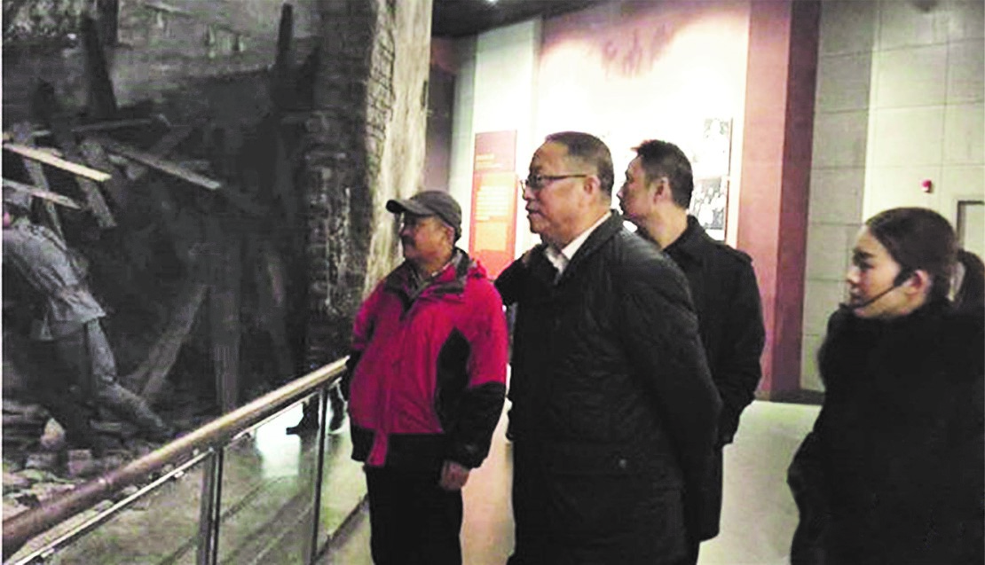 何譽(yù)軍（左一）陪同全國政協(xié)副主席、民革中央常務(wù)副主席鄭建邦（左二）參觀湖南抗戰(zhàn)紀(jì)念館。
