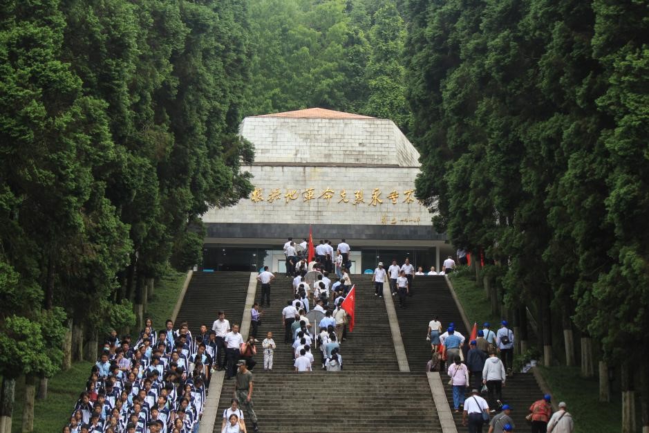 6月10日，全體員工參觀井岡山革命烈士陵園，并向革命烈士陵園敬獻(xiàn)花圈。