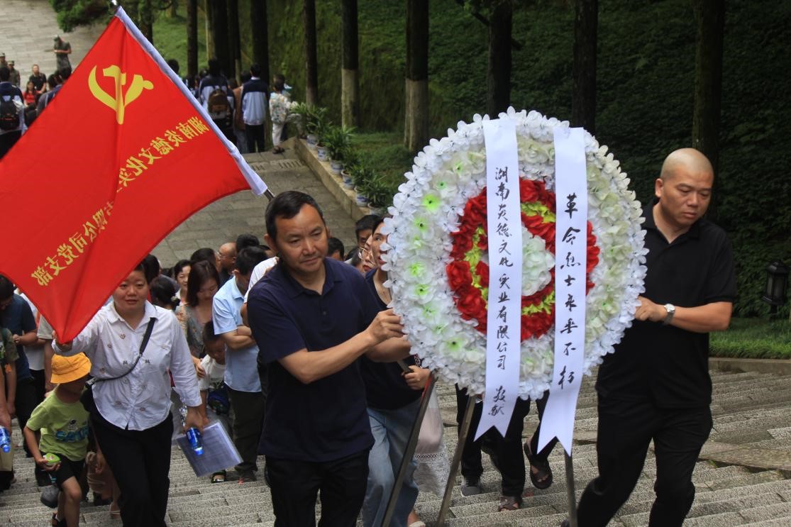 6月10日，全體員工參觀井岡山革命烈士陵園，并向革命烈士陵園敬獻(xiàn)花圈。
